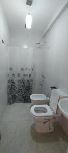 Los Nardos Duplex 2 في سان سلفادور دي خوخوي: حمام أبيض مع مرحاض ومغسلة