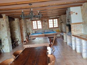 eine Küche mit einem Holztisch im Zimmer in der Unterkunft Global Imperial, Majestic House With Pool in L'Ampolla