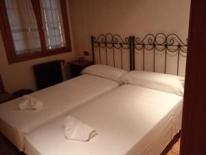 2 nebeneinander sitzende Betten in einem Schlafzimmer in der Unterkunft Global Imperial, Majestic House With Pool in L'Ampolla