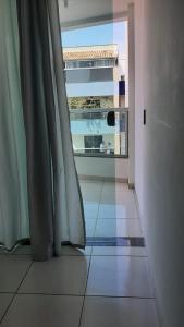 uma porta aberta para um quarto com uma janela em Jockey Family_Suave em Vila Velha