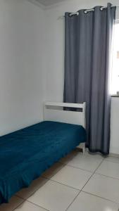 - un lit avec une couverture bleue dans l'établissement Jockey Family_Suave, à Vila Velha