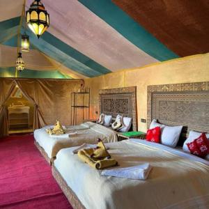 Postel nebo postele na pokoji v ubytování Luxury Bedouin Camp + 37 fotografií