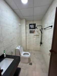 a bathroom with a toilet and a bath tub at Dreams Resorts in Sinādil
