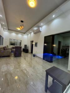sala de estar con sofá y mesa en Dreams Resorts en Sinādil