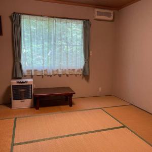 ein Wohnzimmer mit einer Mikrowelle und einem Fenster in der Unterkunft Kitakaruizawa Morino Bessou NO5 in Tsumagoi