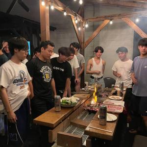 eine Gruppe von Menschen, die um einen Tisch mit Essen stehen in der Unterkunft Kitakaruizawa Morino Bessou NO5 in Tsumagoi