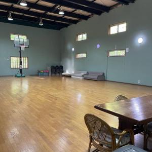 ein leeres Zimmer mit Holzboden und einem Basketballplatz in der Unterkunft Kitakaruizawa Morino Bessou NO5 in Tsumagoi
