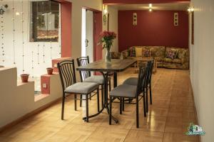 uma sala de jantar com mesa e cadeiras em WARM AND CENTRAL HOUSE WITH SPECTACULAR VIEW OF CUSCO em Cusco