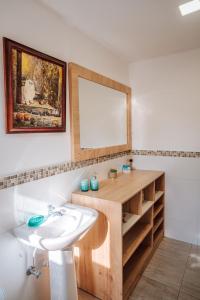 y baño con lavabo y espejo. en Casa vacacional en Galápagos, Santa Cruz, en Puerto Ayora