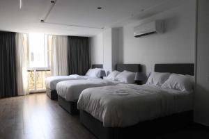 een hotelkamer met 2 bedden en een raam bij Alhosry rose motel in Zes oktober (stad)