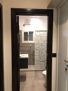 ein Badezimmer mit einem WC und einer Glastür in der Unterkunft Distinctive chalet in Dur.Marina in Durrat Al-Arus