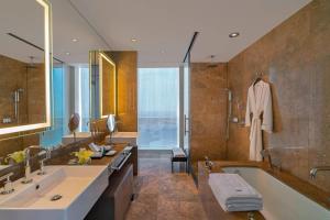 Ванна кімната в The Westin Lima Hotel & Convention Center