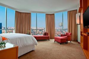 Habitación de hotel con cama y ventana grande en The Westin Lima Hotel & Convention Center, en Lima