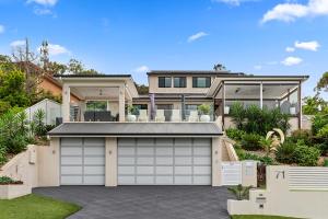 Gallery image of HEATed Pool, Lake & Beach, Luxury 5 B/R House in Lake Illawarra
