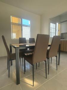 une salle à manger avec une table et des chaises dans l'établissement Casa Regina, à Gallinero 4 autres photos