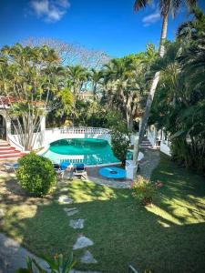 einen Luftblick auf einen Pool mit Palmen in der Unterkunft Villa Ramos - Private Beachfront with a View in Cabarete