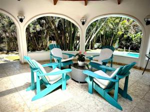 Villa Ramos - Private Beachfront with a View في كاباريتي: مجموعة من الكراسي وطاولة على الفناء