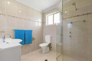 ein Badezimmer mit Toilette, Waschbecken und Dusche in der Unterkunft Sea-renity in Manyana + 11 Fotos