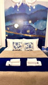 um quarto com uma cama grande e toalhas em Marcel Zadar Old Town em Zadar