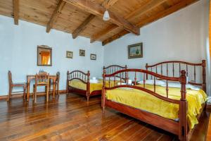 ein Schlafzimmer mit zwei Betten und einem Tisch in der Unterkunft Hacienda Venta de Guadalupe in La Venta