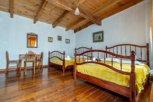 a bedroom with two beds and a table at Hacienda Venta de Guadalupe in La Venta