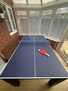 Instalaciones para jugar al ping pong en Long Term Bookings with Driveway - Sleeps 14 o alrededores