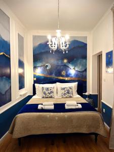 ein Schlafzimmer mit einem großen Bett und einem Gemälde an der Wand in der Unterkunft Marcel Zadar Old Town in Zadar
