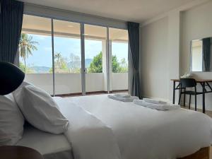 1 dormitorio con 1 cama blanca grande y ventana grande en idyllic apartment en Chaweng