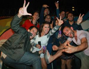 un grupo de personas posando para una foto en Play Hostel Soho en Buenos Aires