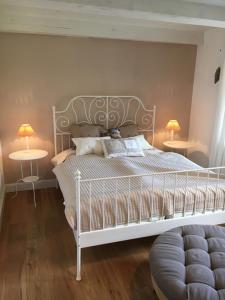een slaapkamer met een wit bed en 2 lampen bij Katharinenhof Ferienwohnung Küste in Tönning