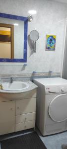 a bathroom with a sink and a toilet and a mirror at Habitación Centro Pontereas in Ponteareas