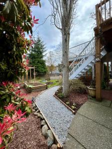 una pasarela que conduce a un jardín con una escalera en North Nanaimo Gem - Garden-View Room with Private Ensuite, en Nanaimo