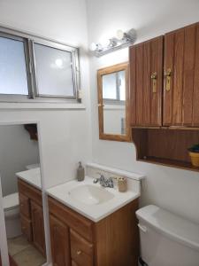 里弗赛德Private Room with Laundry and Pool access的带水槽和马桶的浴室