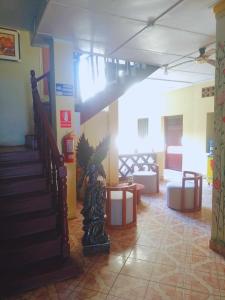 un vestíbulo con una escalera y una estatua en el medio en hotel Suyay Lodge Tarapoto, en Tarapoto