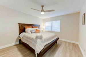 a bedroom with a bed and a ceiling fan at Amazing House*relax and unwind*5 min to hospitals in Temple +37 photos
