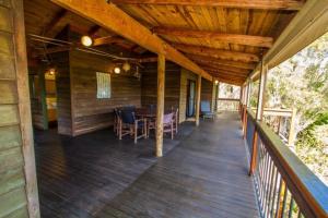 Balkón nebo terasa v ubytování Bimbimbi - Two-Bedroom Rustic Holiday Hideaway with Gorgeous Views in Historic 1770