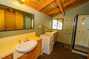 Koupelna v ubytování Bimbimbi - Two-Bedroom Rustic Holiday Hideaway with Gorgeous Views in Historic 1770 + 9 fotografií