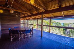 Balkón nebo terasa v ubytování Bimbimbi - Two-Bedroom Rustic Holiday Hideaway with Gorgeous Views in Historic 1770