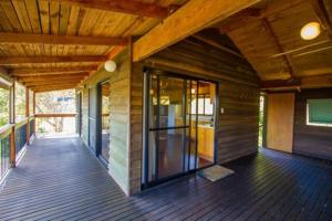 Kuchyň nebo kuchyňský kout v ubytování Bimbimbi - Two-Bedroom Rustic Holiday Hideaway with Gorgeous Views in Historic 1770
