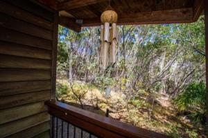 Zahrada ubytování Bimbimbi - Two-Bedroom Rustic Holiday Hideaway with Gorgeous Views in Historic 1770
