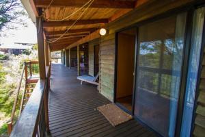 Balkón nebo terasa v ubytování Bimbimbi - Two-Bedroom Rustic Holiday Hideaway with Gorgeous Views in Historic 1770