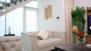 Χώρος καθιστικού στο Chalet Blissful - Serene 2BR Duplex Stay in Oasis, Near Masdar Park +32 φωτογραφίες