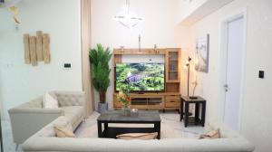 Prostor za sedenje u objektu Chalet Blissful - Serene 2BR Duplex Stay in Oasis, Near Masdar Park
