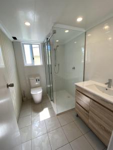 un bagno con doccia, WC e lavandino di South Coast Retreat a Manyana