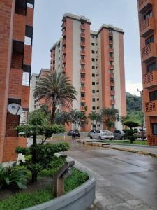 瓦倫西亞的住宿－Apartamento En Valencia，停车场,有两个大高楼