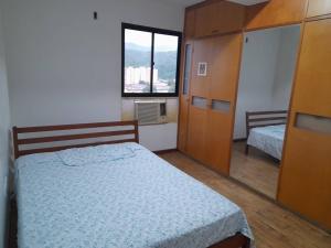 a small bedroom with a bed and a window at Apartamento En Valencia in Valencia