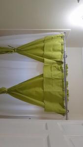 einem grünen Fallschirm, der von einer Decke hängt in der Unterkunft LaMaison in Ocho Rios