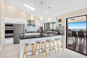 Gallery image of HEATed Pool, Lake & Beach, Luxury 5 B/R House in Lake Illawarra +32 photos