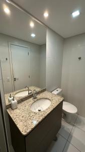 a bathroom with a sink and a toilet at Apartamento inteiro no 15º andar próximo ao aeroporto de Guarulhos GRU in Guarulhos