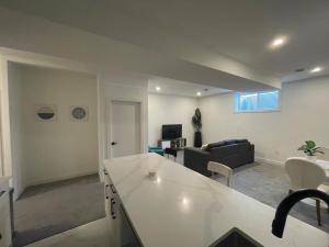 Photo de la galerie de l'établissement Emerald Suite with 2 beds - 10 minutes from downtown, à Calgary 13 autres photos